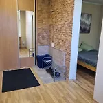 - Alauksta